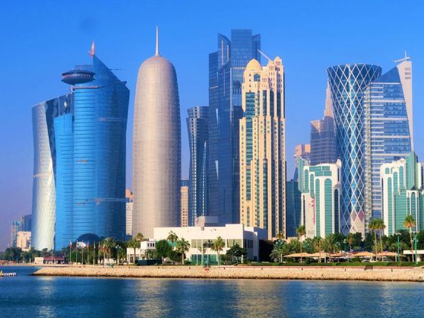 Qatar cuenta con una población de aproximadamente 2 millones 640 mil habitantes,  se presenta como una pequeña península ubicada al este de Arabia Saudita. En estrecho contacto con el Golfo Pérsico, también se encuentra cerca de otras naciones como Bahrein y Emiratos Árabes Unidos.