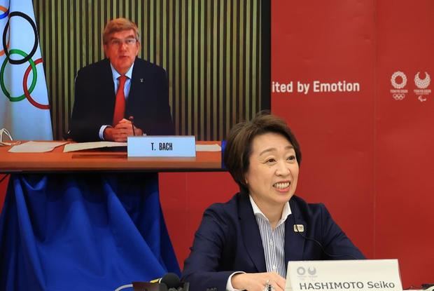 Thomas Bach (en la pantalla), presidente del Comité Olímpico Internacional,y la presidenta del Comité Organizador de Tokyo 2020, Seiko Hashimoto, durante la reunión.