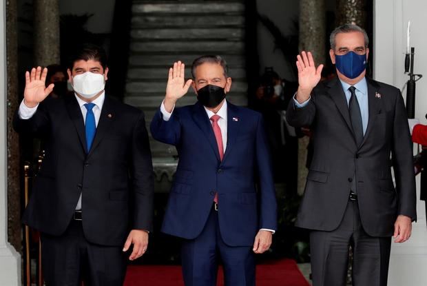 Imagen de archivo de los presidentes de Panamá, Laurentino Cortizo (c), de Costa Rica, Carlos Alvarado (i), y de la República Dominicana, Luis Abinader.