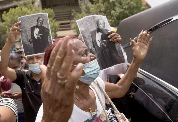 Seguidores del merenguero dominicano Johnny Ventura acompañan el cortejo fúnebre. Foto de archivo.