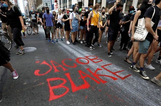 La manifestación se produce después de que el domingo el afroamericano Jacob Blake fuera disparado en la espalda y de cerca por agentes de policía, un incidente captado en video y que ha desatado una ola de indignación.