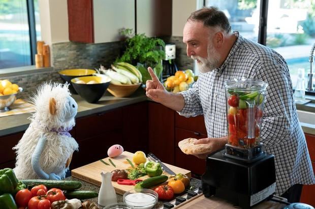 Fotografía cedida por Netflix donde aparece el chef José Andrés hablando con Waffles (i) frente a Mochi (c), durante un episodio de 'Waffles + Mochi', la serie gastronómica de Netflix impulsada por la exprimera dama estadounidense.