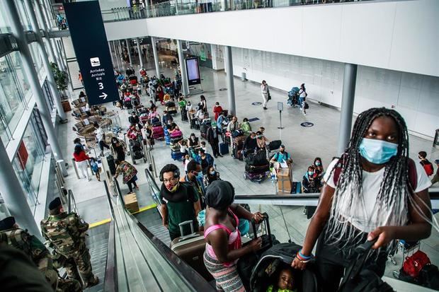 Pasajeros en del Aeropuerto de Orly, cerca de París, Francia.