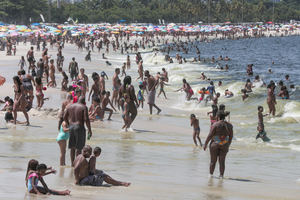 A Personas disfrutan el día cálido en la playa de Flamengo, en Río de Janeiro (Brasil), en una fotografía de archivo.
