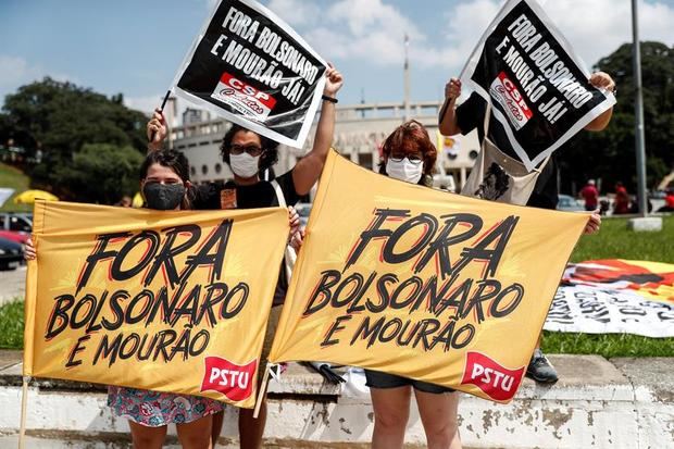 Activistas participan en una manifestación para pedir la destitución del presidente brasileño, Jair Bolsonaro, hoy, en Sao Paulo, Brasil.