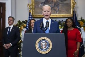 
Biden confirma que Griner está a salvo y en un avión de vuelta a EE.UU.
 

 