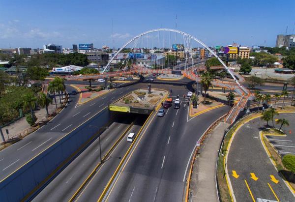 10/05/2020 16:53 (UTC)
Crédito:
EFE
Fuente:
EFE
Autor:
Erickson Polanco
Temática:
Sanidad y salud » Enfermedades
Vista este domingo de las avenidas vacías en el Distrito Nacional de Santo Domingo (República Dominicana). 