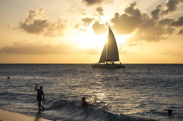 Fotografía del atardecer en una playa de Oranjestad, Aruba.