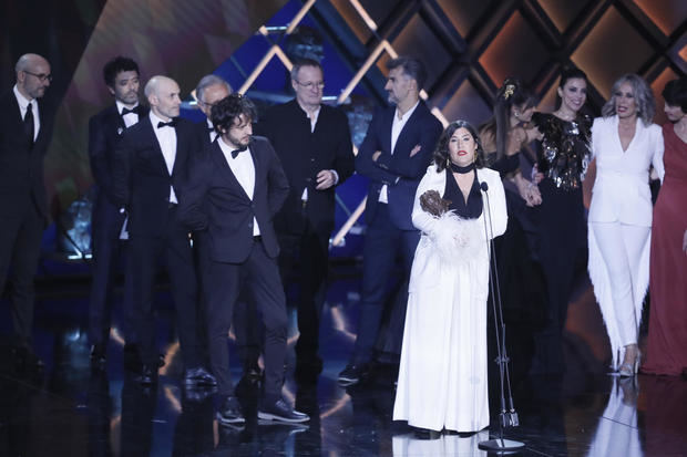 La productora Sandra Tapia tras recibir el Goya a la mejor película por 'As Bestas' durante la gala de la XXXVII edición de los Premios Goya que se celebra este sábado en el Palacio de Congresos y Exposiciones FIBES, en Sevilla.