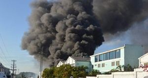 Bomberos tratan de sofocar un incendio en una fábrica de papel en Villa Juana