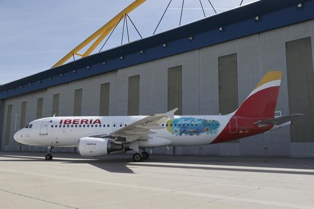 Vista del avión de Iberia dedicado a Puerto Rico, en apoyo a su promoción turística en Europa con motivo de la visita del gobernador de Puerto Rico, Pedro Pierluisi.