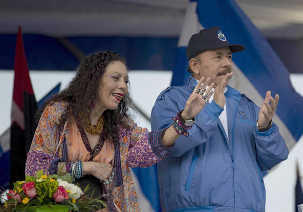 Fotografía de archivo fechada el 13 de octubre de 2018, que muestra al presidente de Nicaragua, Daniel Ortega (d), junto a la vicepresidenta de Nicaragua, su esposa Rosario Murillo.