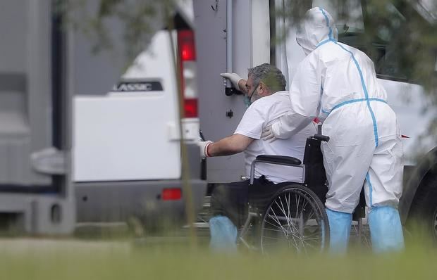 Un sanitario trasladaba a un hospital a un enfermo de covid, en Moscú el pasado lunes.