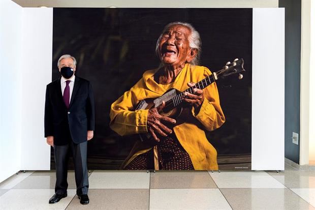 Fotografía cedida por la ONU donde aparece su secretario general, António Guterres, posando junto a una fotografía de Andina Oky Arisandi (Indonesia), que participa en la exposición 'El mundo que queremos', inaugurada hoy, en la sede del organismo en Nueva York, EE.UU.