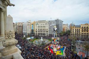 Miles de personas gozan de Fallas valencianas antes de arder en fin de fiesta