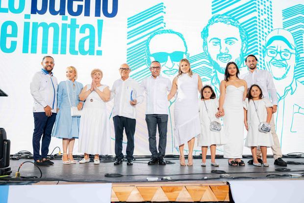 Familia Taveras al momento de don Leonel recibir el reconocimiento por su trayectoria y legado.