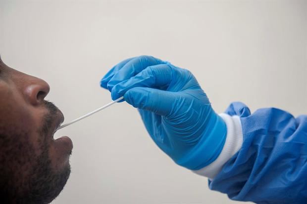 Un médico hace una prueba de coronavirus a un paciente en Puerto Príncipe, Haití. 