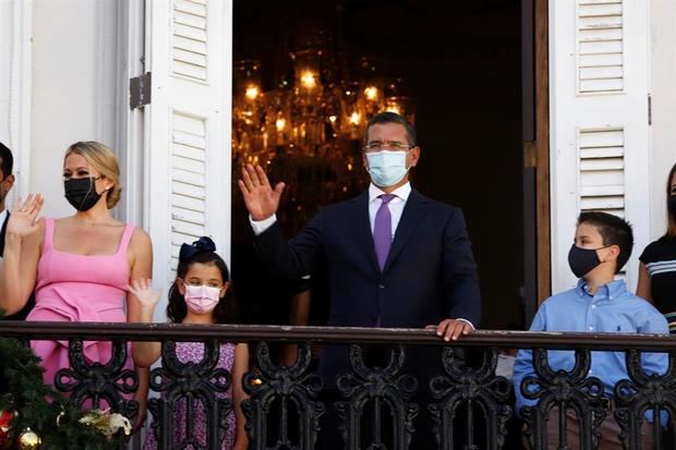 El nuevo gobernador de Puerto Rico, Pedro Pierluisi, junto a sus hijos y nietos, saluda desde el balcón de la residencia del Ejecutivo, la Fortaleza, después de la toma de posesión como décimo segundo gobernador en el Capitolio, la sede del Legislativo en San Juan.