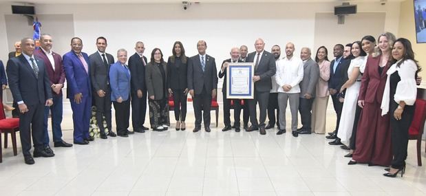 Senado de la República reconoce al comunicador Jochy Santos por sus 50 años de trayectoria.