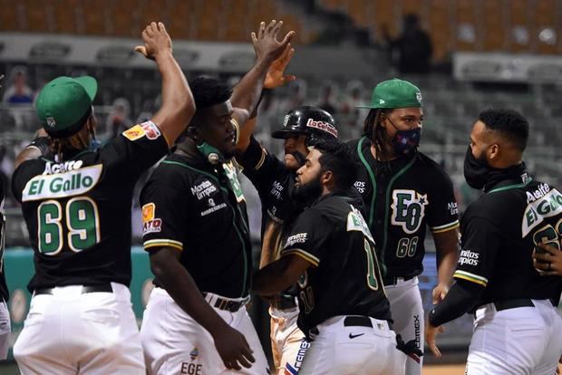 Jugadores de Las Estrellas Orientales celebran durante el juego ante Los leones del Escogido hoy, en el partido jugado en el estadio Tetelo Vargas, de San Pedro de Macorís, R. Dominicana.