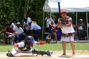 Indígenas mexicanas retan descalzas a dominicanas en partido de sóftbol