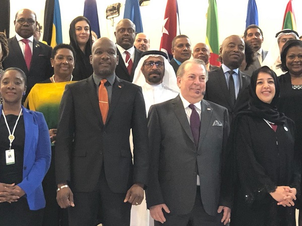  El arquitecto Eduardo Selman junto a ministros de Cultura de países de la región del Caribe. A su lado la ministra de Cooperación Internacional, Reem Al Hashimi.