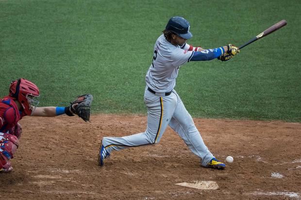 Andrelton Simmons de los WildCats de Curazao batea contra Los Tigres de Licey de República Dominicana hoy, en un juego de la Serie del Caribe 2023 en La Guaira, Venezuela.