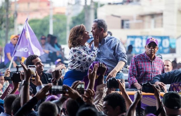 Fotografía de archivo del 4 de octubre de 2019 que muestra al expresidente dominicano Leonel Fernández (d) a punto de besar a su esposa, la actual vicepresidenta, Margarita Cedeño, durante un mitin electoral.