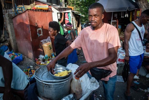 Un hombre fue registrado este jueves al vender platos de comida en un mercado callejero, en Puerto Príncipe, Haití.