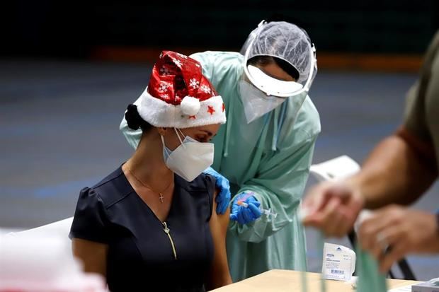 Una mujer recibe hoy la vacuna de Moderna contra la covid-19 en el Coliseo Pedrín Zorrilla, en San Juan, Puerto Rico.