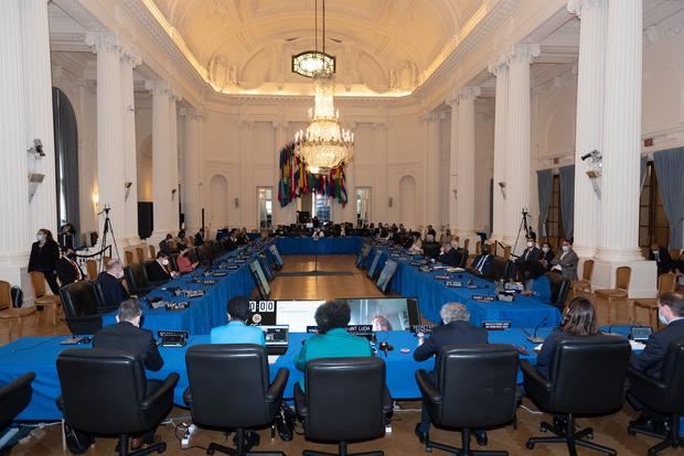 Fotografía cedida hoy por la Organización de Estados Americanos (OEA) que muestra una vista general de la sesión del Consejo Permanente en Washington, EE.UU.