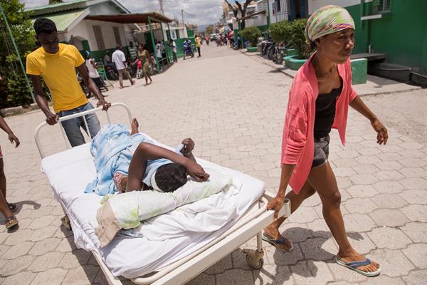 
Una mujer es ingresada hoy, al hospital general de Les Cayes (Haití). 