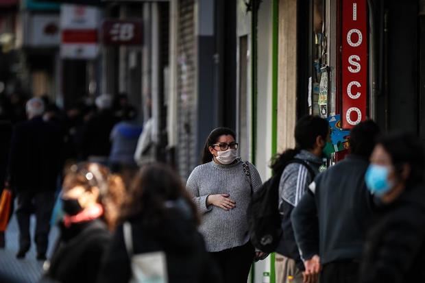 Personas caminan en las calles de la ciudad este lunes en Buenos Aires, Argentina.