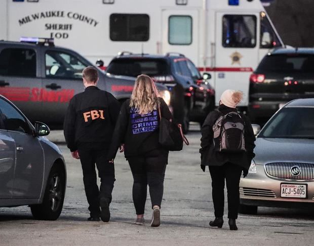 Agentes de la Oficina Federal de Investigaciones llegan al lugar después de los informes de varias personas baleadas en el centro comercial Macy's.