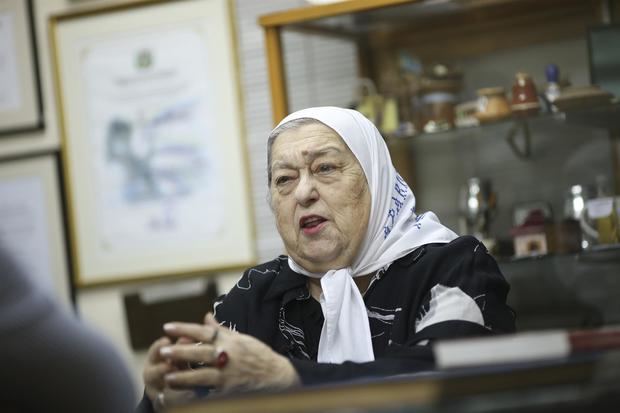 Fotografía de archivo, tomada en octubre de 2016, en la que se registró a Hebe de Bonafini, durante una entrevista con EFE, en la sede de Madres de Plaza de Mayo, en Buenos Aires (Argentina). 