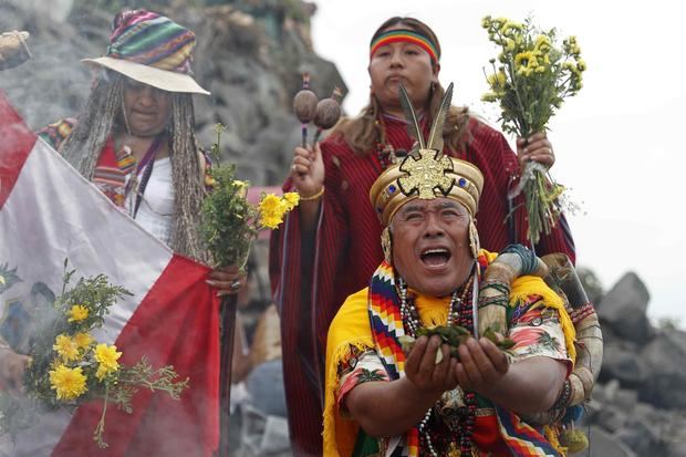 Chamanes y curanderos peruanos realizan hoy la ceremonia en que hacen sus predicciones para el 2022, en Lima, Perú.