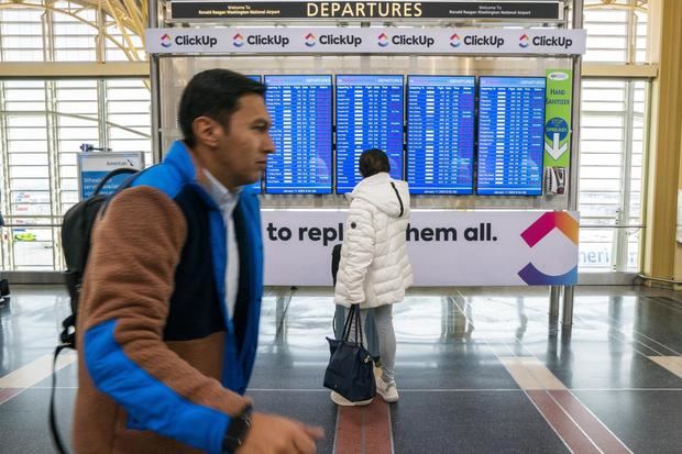 Una pasajera mira el estado de los vuelos en un monitor en el Aeropuerto Ronald Reagan de Arlington, Virginia, el 11 de enero de 2023.