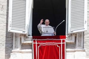 El papa muestra su cercanía con los enfermos de COVID-19 y sus familias