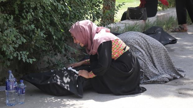 Una mujer llora la muerte de un familiar en las inmediaciones de un hospital en Kabul, este viernes.