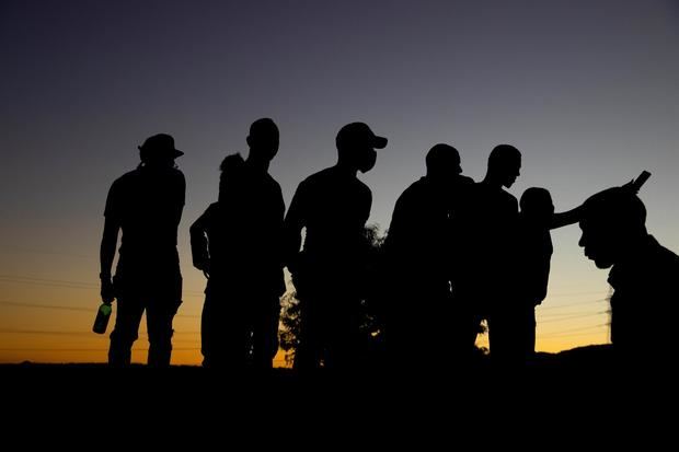 Amigos y familiares despiden al joven Rafelín Martínez Castillo, hoy, en Azua, República Dominicana.