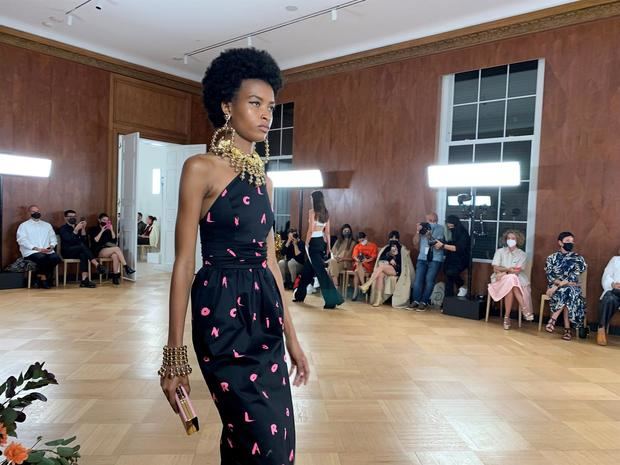 Una modelo luce una creación de la casa de moda Carolina Herrera, durante un desfile de su colección primavera-verano 2022 este jueves en Nueva York, EE.UU.
