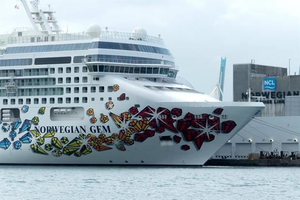 Vista de la decoración de estribor del crucero Norwegian Gem, de la compañía Norwegian Cruise, atracado el 19 de marzo de 2021 en la Bahía de Miami, Florida, EE.UU.