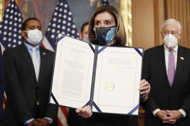 La presidenta de la Cámara de Representantes de EE.UU., Nancy Pelosi, fue registrada este miércoles al mostrar su firma en el artículo que abre otro juicio político ('Impeachment') al presidente estadounidense, Donald Trump, por incitar a la 'insurrección', en Washington DC, EE.UU.