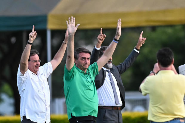 El presidente de Brasil, Jair Bolsonaro, saluda a seguidores durante una concentración para manifestar su apoyo al presidente hoy, frente al Palacio de la Alvorada, en Brasília, Brasil.
