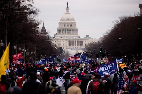 Protestas ante el Capitolio, sede del Congreso estadounidense, en Washington, este 6 de enero de 2021. 