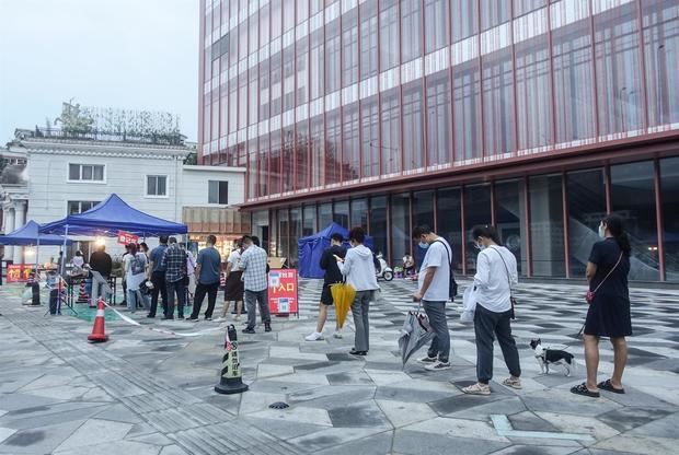 Fotografía de las filas de ciudadanos chinos para realizarse pruebas de covid.