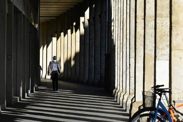 Un hombre camina por los soportales de la Calle Mayor de Palencia en el primer día de confinamiento perimetral de la ciudad, por el alto índice de contagios de Covid.