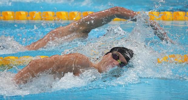 El estadounidense Robert Finke compite en la prueba de los 800m libres de la natación de los Juegos Olímpicos en el Centro Acuático de Tokio, este 29 de julio de 2021.