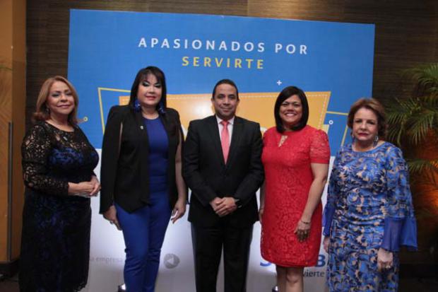 Luisa de Aquino, Sulín Lantigua de Glass, Irving Muñiz, Claudia Brito y Nieve Colombani