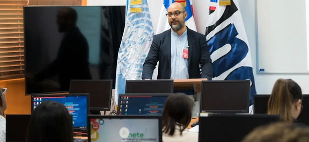 Felipe Díaz, oficial de Monitoreo y Evaluación de UNICEF durante sus palabras.